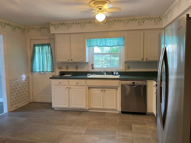 Building Photo - River Bend Rental
