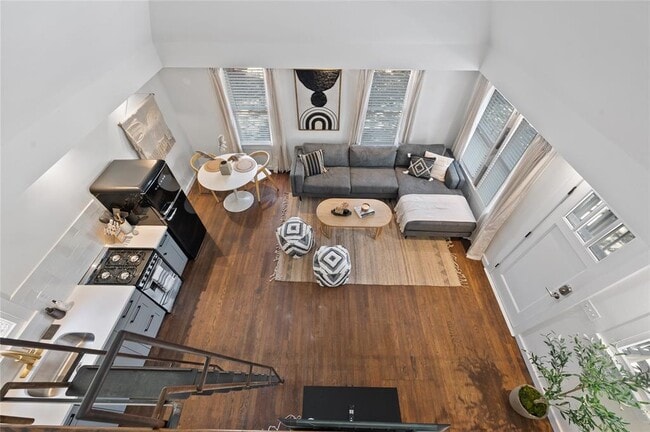 Building Photo - 1507 Drake Ave