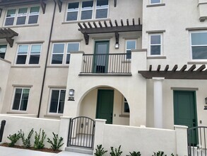 Building Photo - Oceanside Townhome Apartment - Offered By ...