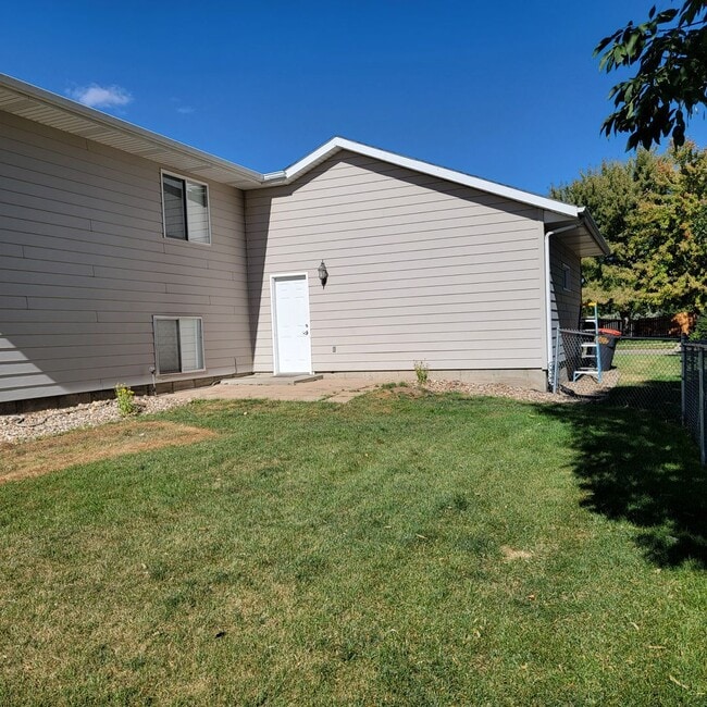 Building Photo - 3 BED | 2 BATH | SPLIT-FOYER HOME | RAPID ...