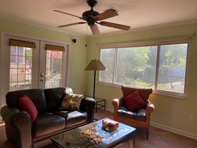 Building Photo - 2/2 single family house with big yard near downtown and beach!