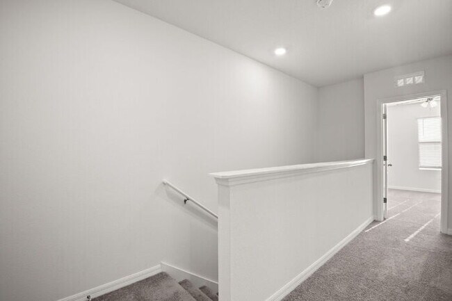 Building Photo - "Spacious 3-Bedroom Townhouse Oasis with 2...