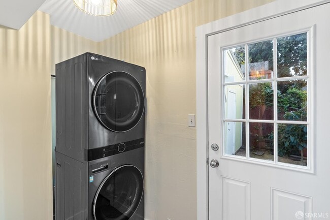 Building Photo - 689 43rd St