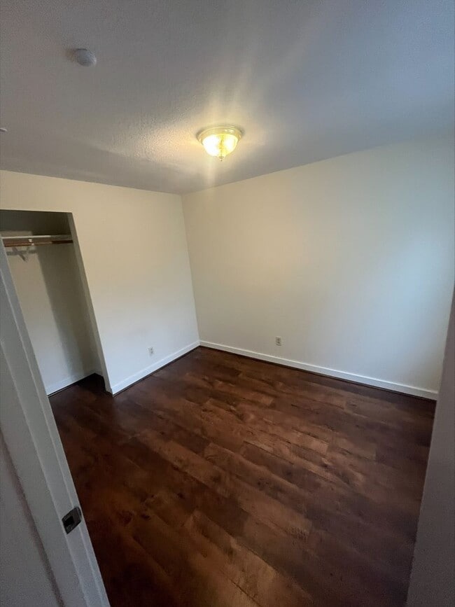 Building Photo - Charming home in a great neighborhood