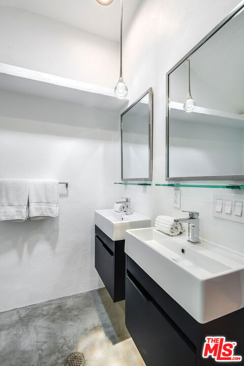 Building Photo - 445 Westmount Dr