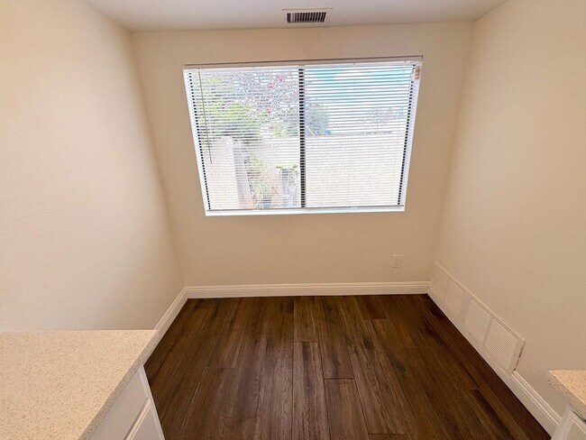 Building Photo - 3 Bedroom Condo now available in City of Orange