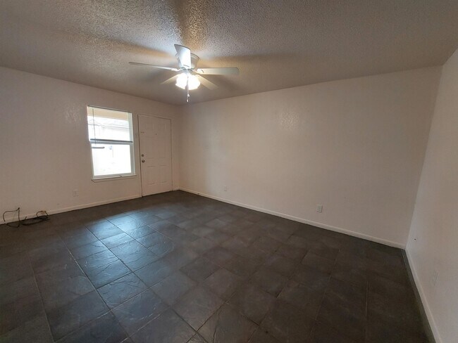 Building Photo - 1902 Ridgeview Dr