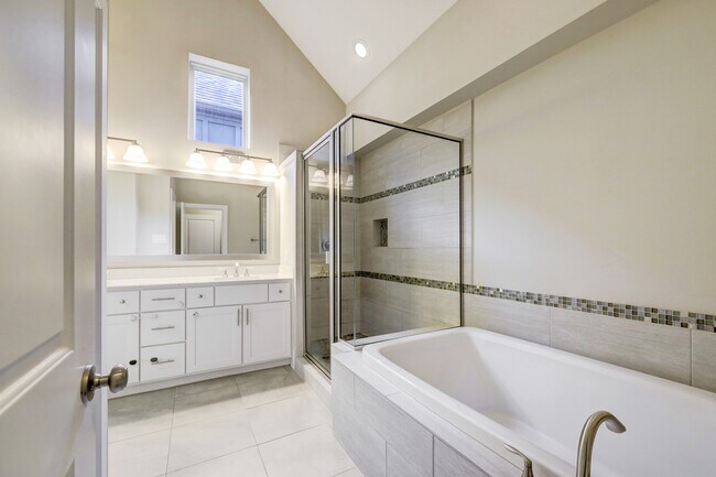 Building Photo - 726 N Shepherd Dr