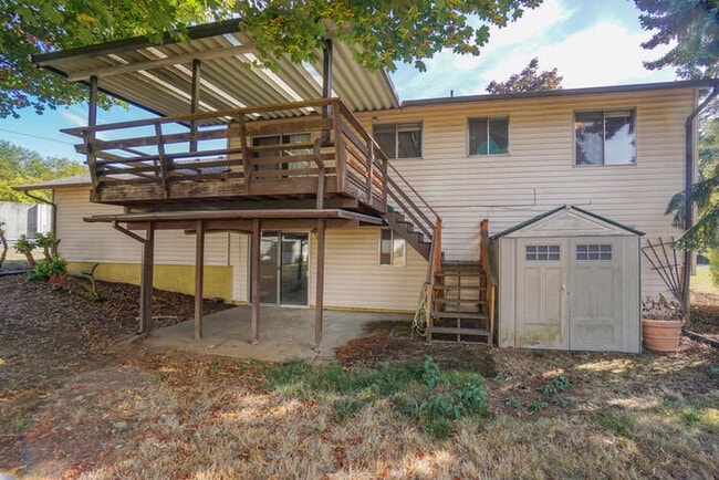 Building Photo - FOUR BEDROOM SPLIT LEVEL IN SALMON CREEK