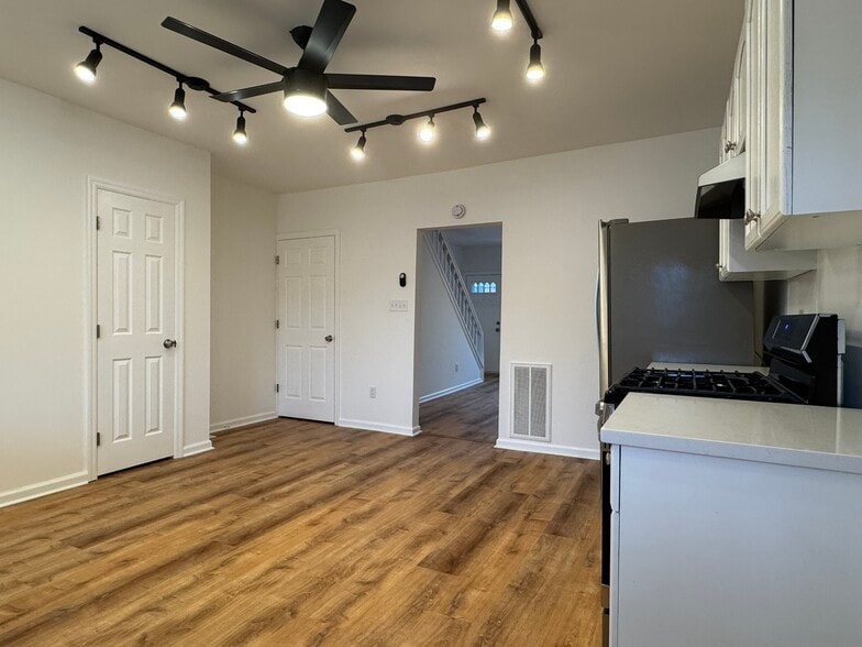 Building Photo - 16 Sycamore St