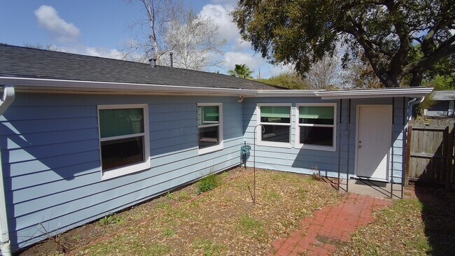Building Photo - 115 Marlin Ave