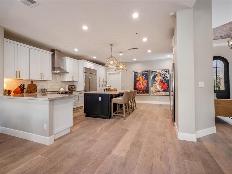 Extremely well-equipped kitchen has everything you need for cooking and entertaining - 8437 N 84th St