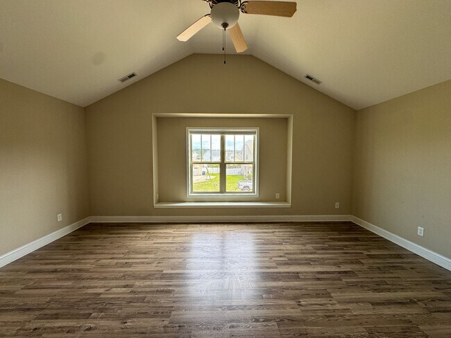 Building Photo - Gorgeous 4 Bed 2.5 Bath Home in West Gate