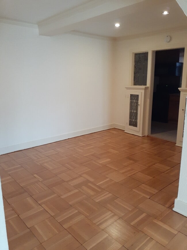 Building Photo - 769 Shady Dr E