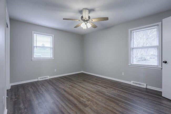 Building Photo - 6725 NW Hilldale Dr