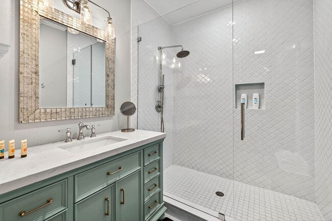 Building Photo - 3321 W San Juan St