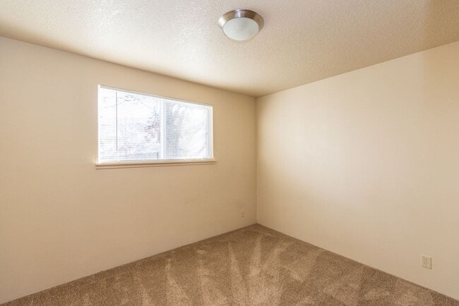 Building Photo - 2050 NW Deschutes Pl