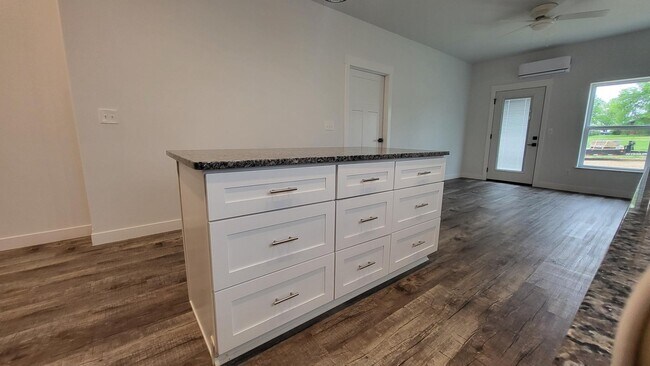 Building Photo - 36 N Swan St