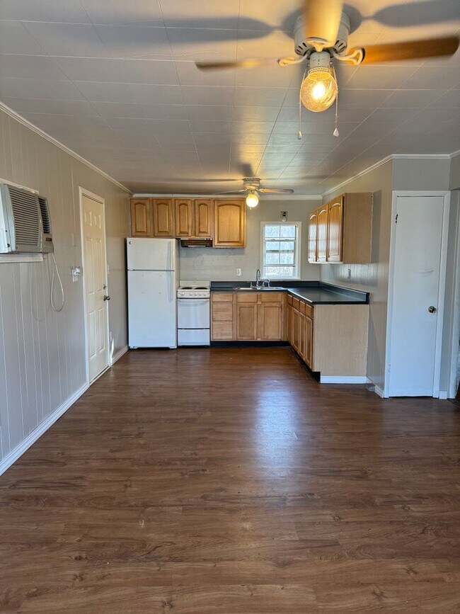 Building Photo - 307 N. Oak