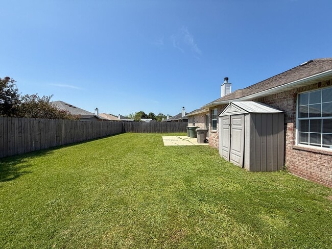 Building Photo - 3 bedroom 2 bath home with all new floorin...