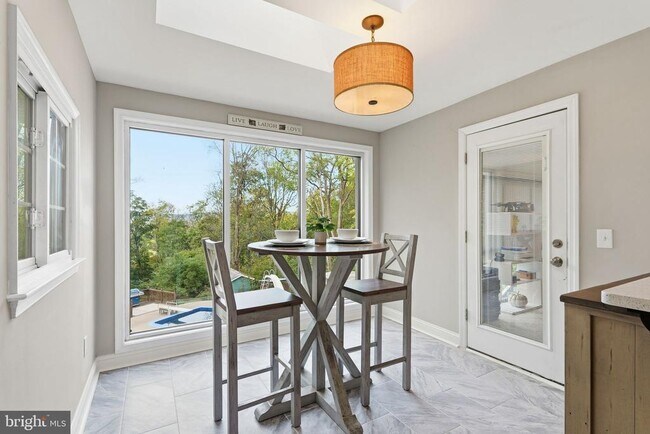 Building Photo - 5642 Jefferson Blvd