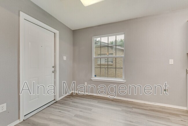 Building Photo - 1406 Willowbrook St