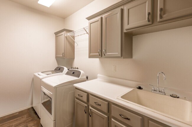 Building Photo - 2 Bedroom Condo In Guard Gated Summerlin C...