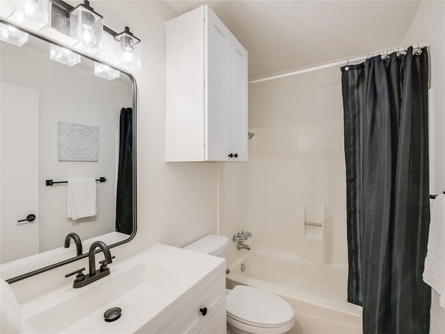 Building Photo - 10055 Woodland Village Dr