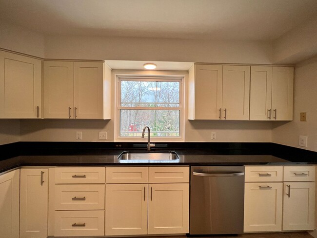 Building Photo - Beautifully Renovated Home!  5 Bedroom, 3 ...