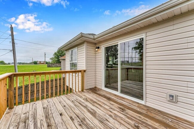 Building Photo - NIXA-5 Bed, 3 bath REMODELED Home | Walkout BASEMENT | Neighborhood Park | Fenced Yard | PETS Wel...