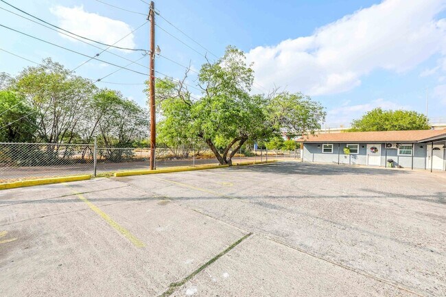 Building Photo - 1920 Madison St