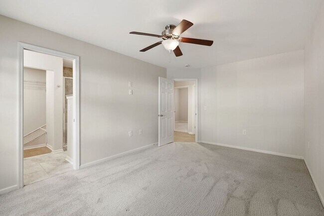 Building Photo - Modern 3BD, 2.5BA North Raleigh Townhome with Upgrades in a Prime Location Near Top Shopping, Din...
