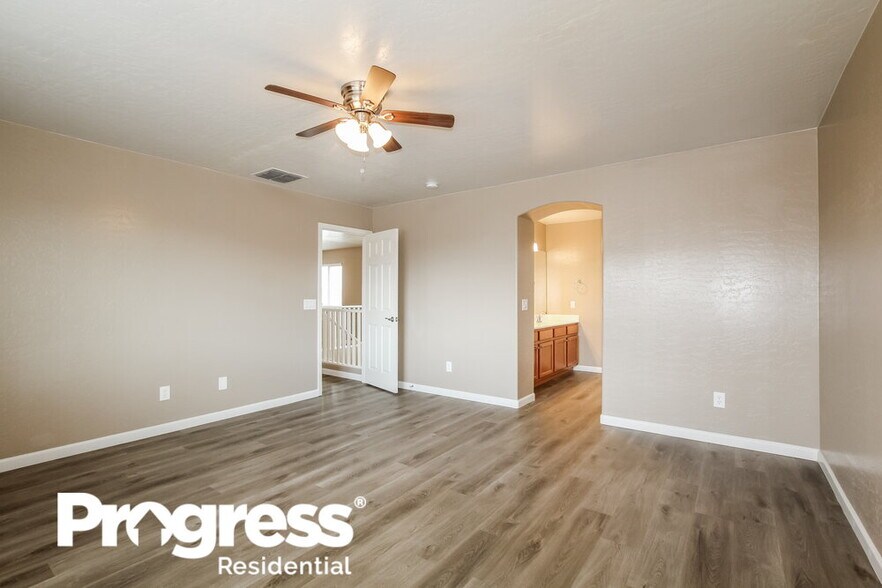 Building Photo - 13821 W Keim Dr