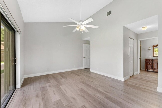 Building Photo - 5809 Sun Pointe Cir