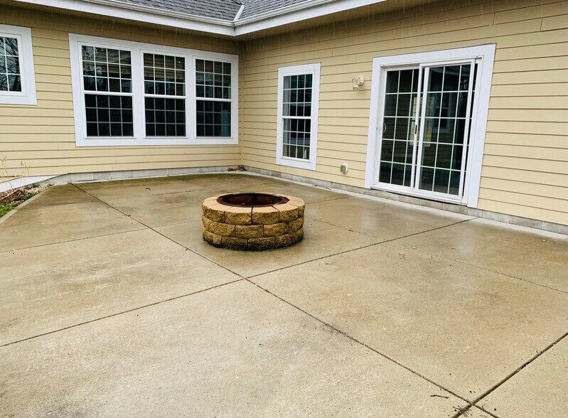 Building Photo - W209N11385 Reger Ct