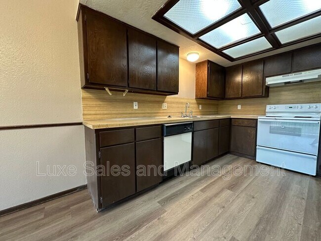 Building Photo - 813 N Eagle Ln