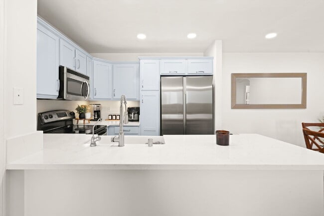 Building Photo - Fully Furnished 3BR/2BA Condo with Vaulted Ceilings, Close Proximity to UCSD and Medical Centers!...