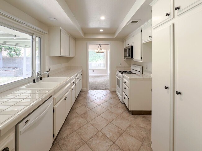 Building Photo - 3 Bedroom/2 Bathroom Private Home with Lar...