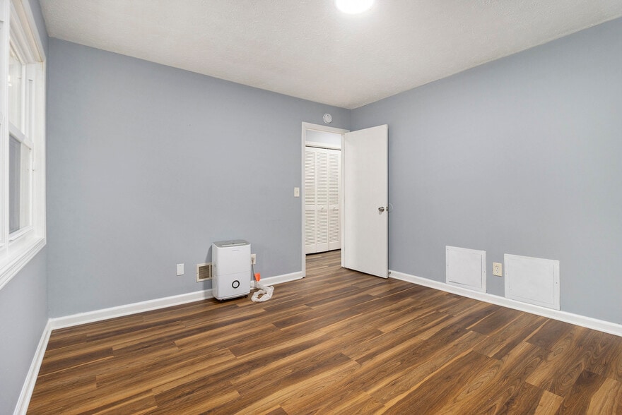 Building Photo - 1117 Summer Brook Rd