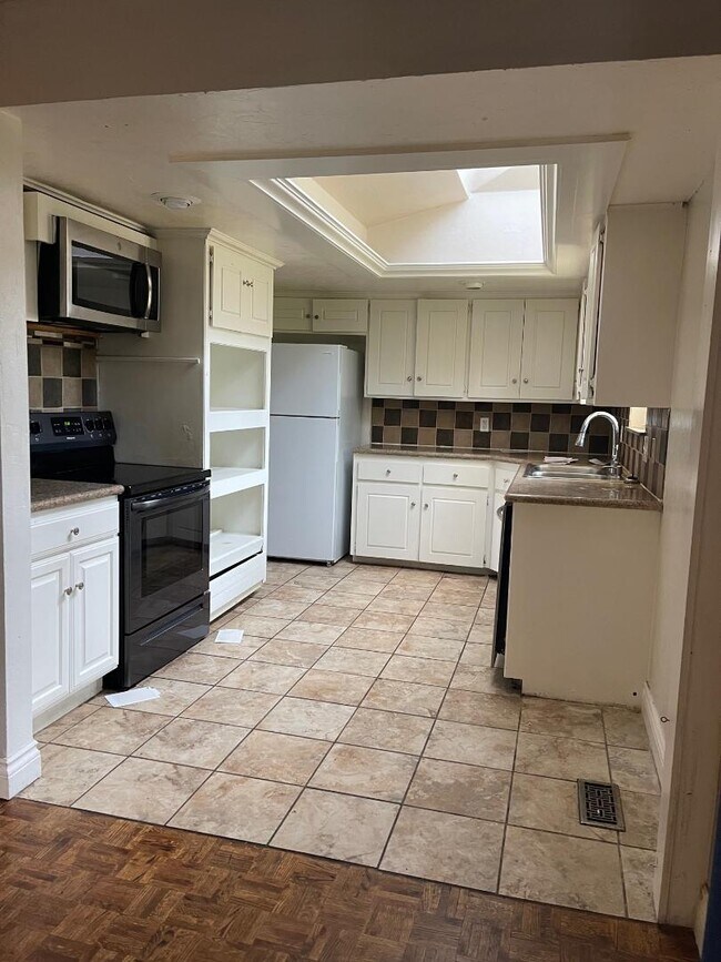 Building Photo - 7204 N Norman Rd