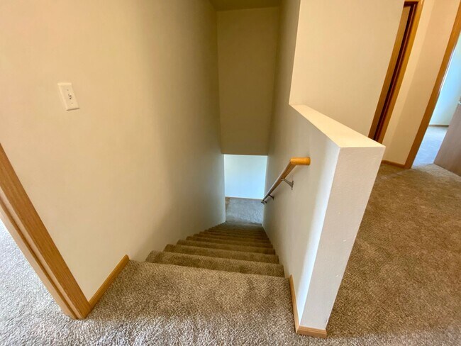 Building Photo - Spacious 4 Bedroom Townhome in Great Neigh...