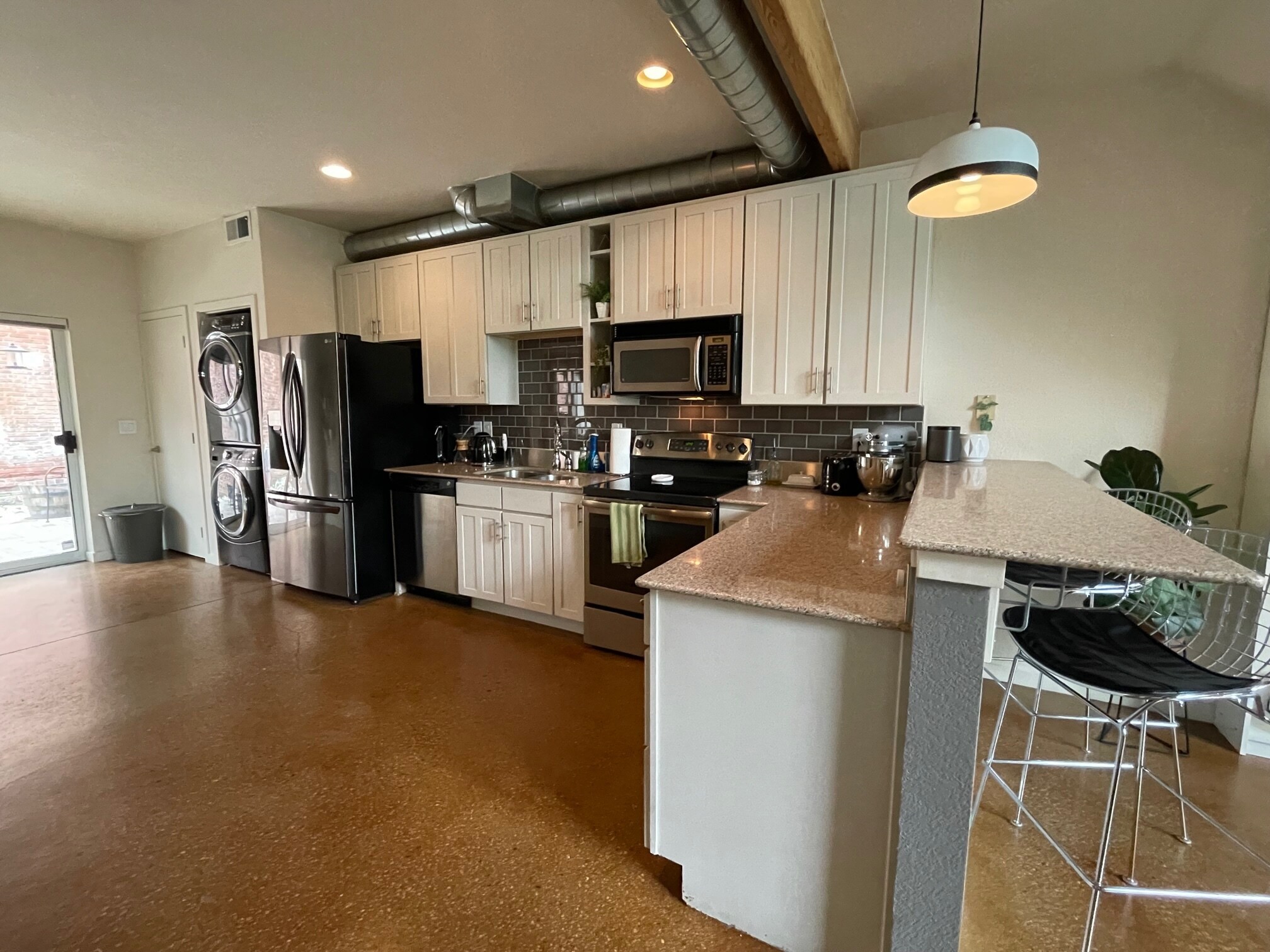 Large kitchen with new stainless steel fridge with water/ice-maker - 3033 Blake St
