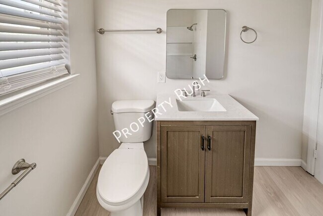 Building Photo - 1104 Queens Dr