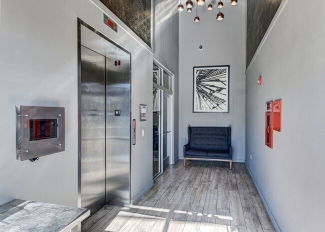 Building Photo - Sleek 1 Bedroom Condo walkable to all things in The Gulch