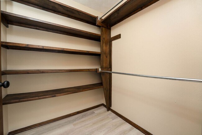 Building Photo - Clean and Spacious Duplex
