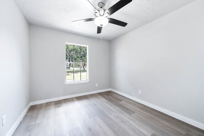 Building Photo - 3430 W Creek Club Dr