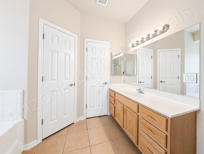 Building Photo - 2085 Alan Ladd Dr