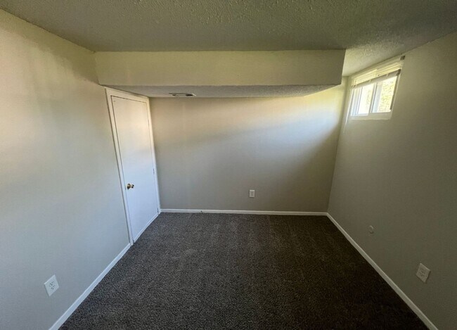 Building Photo - Spacious Split-Level Duplex in Lee’s Summit