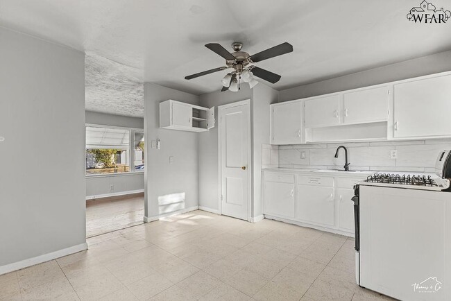 Building Photo - 1613 Hawes Ave