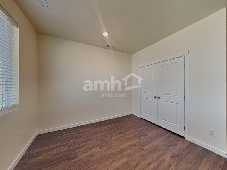 Building Photo - 1487 N Barkvine Ave